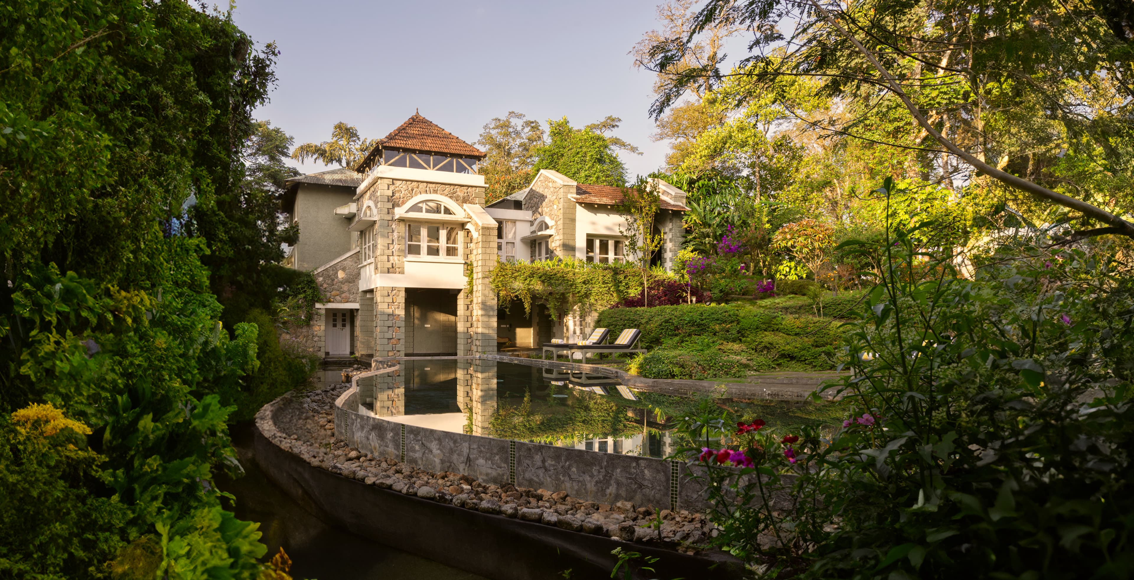 An intimate retreat among the peaks